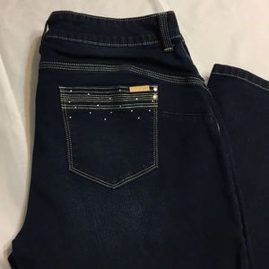 Chico’s size 1.5 so lifting crop